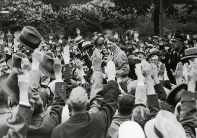 Adolf Hitler umringt von einer riesigen Menschenmenge, © IMAGNO/Austrian Archives
