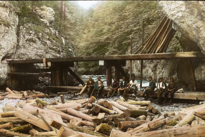 Holzknechte beim Driften von Schwemmholz, © IMAGNO/Öst. Volkshochschularchiv