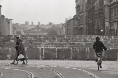 Radfahrerin an der Berliner Mauer, © IMAGNO/Franz Hubmann