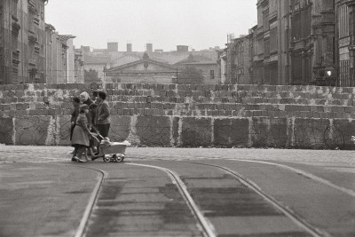 Zwei Frauen mit Kinderwagen an der Berliner Mauer, © IMAGNO/Franz Hubmann