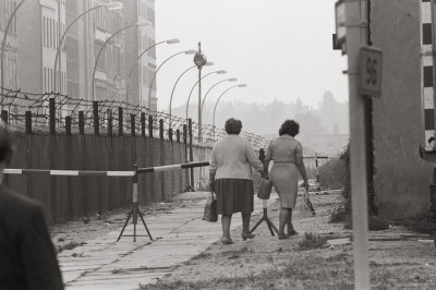 Zwei Frauen an der Berliner Mauer, © IMAGNO/Franz Hubmann