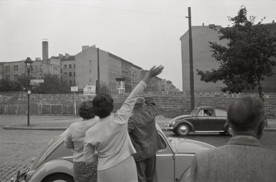 Winkende Menschen vor der Berliner Mauer, © IMAGNO/Franz Hubmann