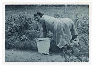 Frau im Garten