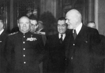 Generalleutnant Lebedenko im Gespräch mit Bürgermeister Dr. Theodor Körner, © IMAGNO/Austrian Archives