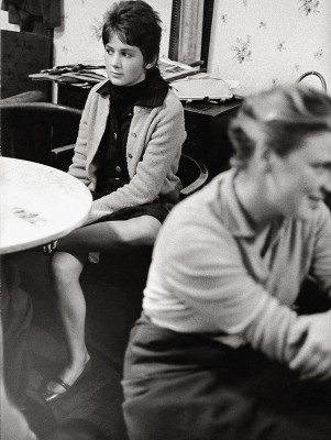 Junge Frau im Cafe Hawelka in Wien, © IMAGNO/Franz Hubmann