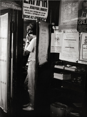 Telefonierender Gast im Cafe Hawelka in Wien, © IMAGNO/Franz Hubmann