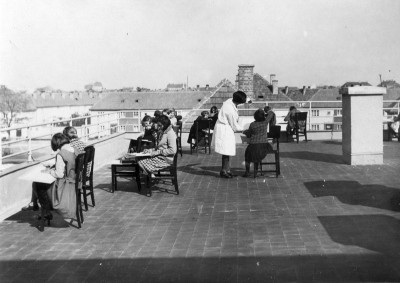 Unterricht auf der Terrasse, © IMAGNO/Austrian Archives (S)