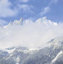 Blick von Reith auf das wolkenverhangene Kaisergebirge