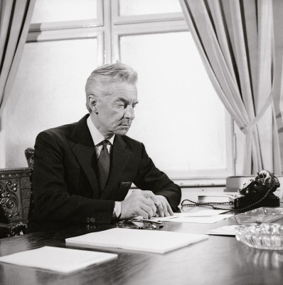 Herbert von Karajan an seinem Schreibtisch, © IMAGNO/Barbara Pflaum