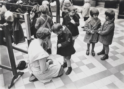 Anziehen im Kindergarten, © IMAGNO/Austrian Archives (S)