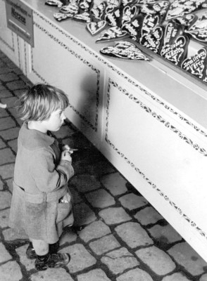 Kind auf einem Kirtag, © IMAGNO/Austrian Archives