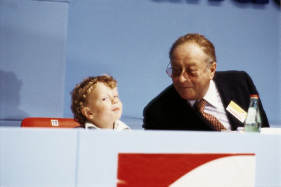 Bruno Kreisky mit seinem Enkelsohn, © IMAGNO/Nora Schuster