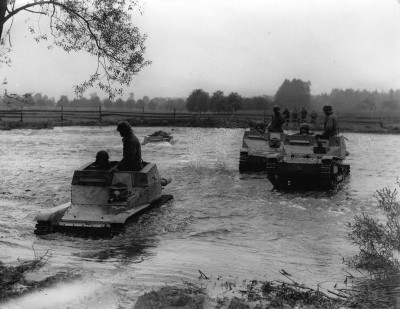 Panzerwagen im Wasser, © IMAGNO/Austrian Archives (S)