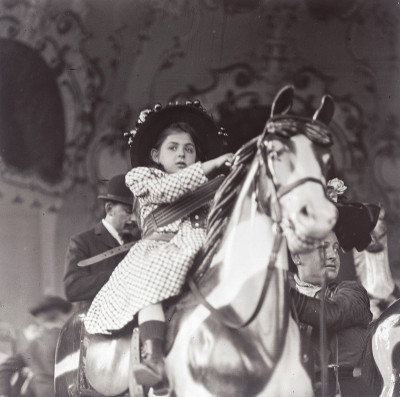 Mädchen auf einem Ringelspielpferd, © IMAGNO/Öst. Volkshochschularchiv