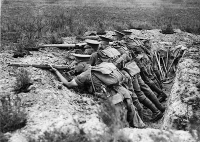 Soldaten in einem Schützengraben, © IMAGNO/Austrian Archives (S)