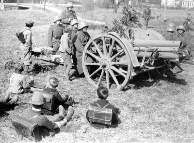 Interessierte Schulkinder beobachten eine militärische Übung, © IMAGNO/Austrian Archives