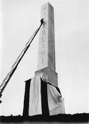 Marmorsäule mit dem Namen des Duce, © IMAGNO/Austrian Archives