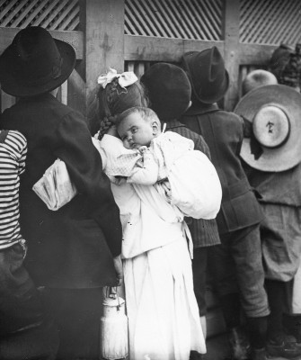 Einen Blick erhaschen!, © IMAGNO/Austrian Archives