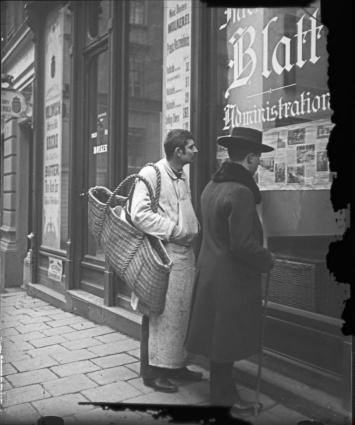 Vor dem Zeitungsaushang, © IMAGNO/Austrian Archives