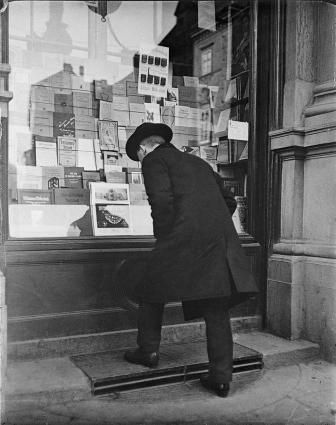 Vor der Buchhandlung, © IMAGNO/Austrian Archives