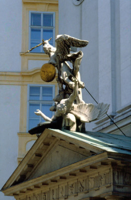 Skulptur über dem Eingang der Michaelerkirche, © IMAGNO/Dagmar Landova