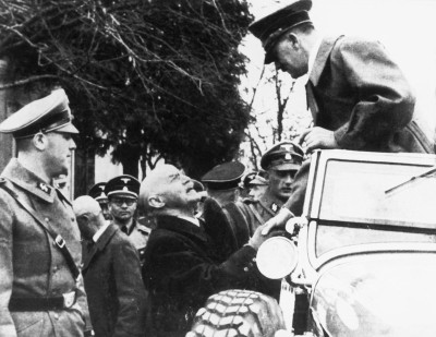 Adolf Hitler begrüßt seinen ehemaligen Lehrer, © IMAGNO/Austrian Archives