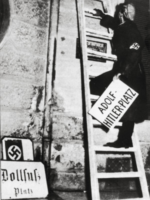Umbenennung des Engelbert Dollfuß Platz in Salzburg, © IMAGNO/Austrian Archives