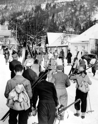 Wiener Wintersportler auf dem Weg nach Neuwaldegg, © IMAGNO/Austrian Archives