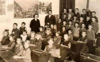 Gruppenportrait einer Volksschulklasse im Klassenzimmer, © IMAGNO/Austrian Archives