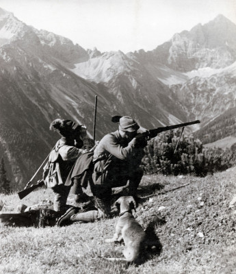 Zwei Jäger in den Nordtiroler Bergen, © IMAGNO/Austrian Archives