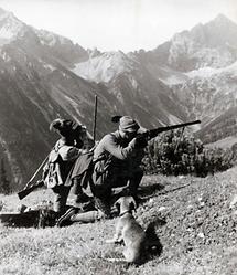 Zwei Jäger in den Nordtiroler Bergen