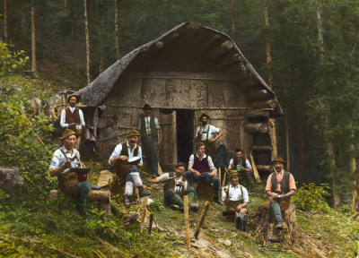 Holzknechte vor der Hütte, © IMAGNO/Öst. Volkshochschularchiv