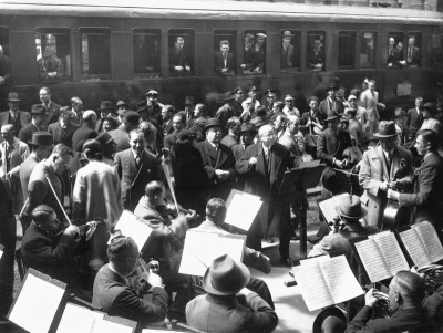 Konzert am Bahnhof, © IMAGNO/Austrian Archives (S)