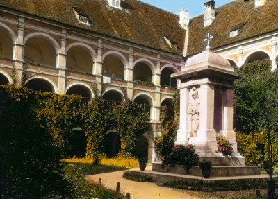 Hof des ehemaligen Augustiner-Chorherrenstifts in Pöllau, © IMAGNO/Öst. Volkshochschularchiv