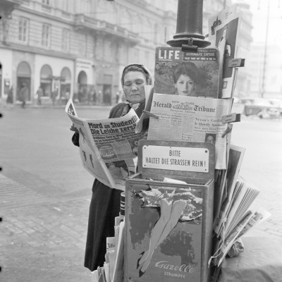 Zeitungsverkäuferin, © IMAGNO/Barbara Pflaum