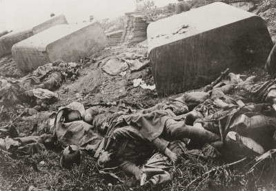 Kämpfe mit vielen toten Soldaten am Piave-Damm, © IMAGNO/Austrian Archives