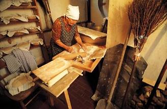 Bauernbrotzubereitung auf einem Hof in Piberstein