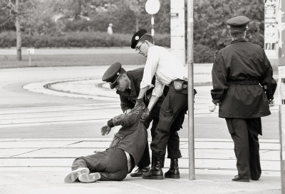 Während einer Amtshandlung der Polizei, © IMAGNO/ÖNB/Harry Weber