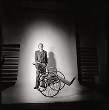 Reinhard Priessnitz mit einem Thonet-Rollstuhl