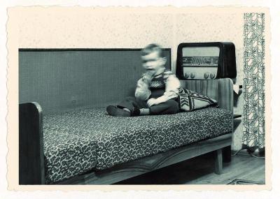 Junge von ca. 4 Jahren sitzt auf einem Sofa, © IMAGNO/Skrein Photo Collection