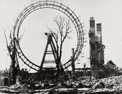 Das zerstörte Riesenrad im Wiener Prater, © IMAGNO/Austrian Archives