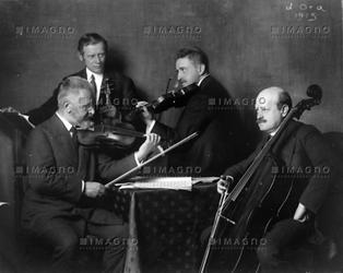 Das Rosè Quartett: Arnold Rosé, Paul Fischer, Anton Ruzitska und Friedrich Buxbaum mit ihren Instrumenten. Photographie. 18. 6. 1915., © IMAGNO/ÖNB