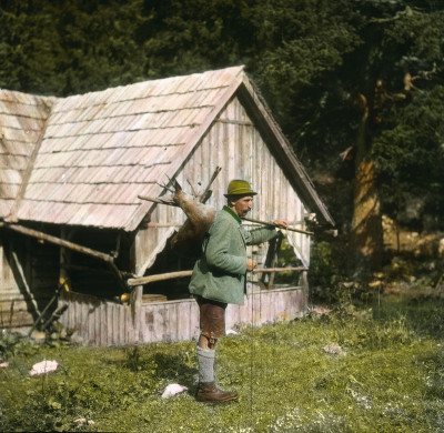 Jäger mit erlegtem Reh, © IMAGNO/Öst. Volkshochschularchiv