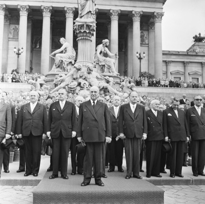 Adolf Schärf vor dem Parlament, © IMAGNO/Barbara Pflaum
