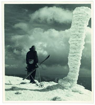 Skifahrer in Betrachtung der Landschaft, © IMAGNO/Skrein Photo Collection