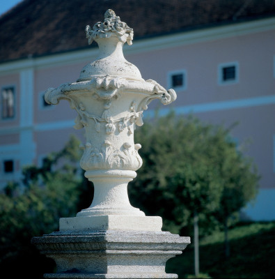 Barocke Gartenvase vor Stift Seitenstetten, © IMAGNO/Gerhard Trumler