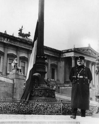 Ein Schutzmann steht vor dem österreichischen Parlament in Wien, © IMAGNO/ÖNB