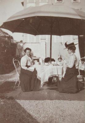 Adelsfamilie beim Frühstücken, © IMAGNO/Austrian Archives