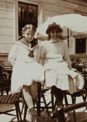 Zwei etwa 12jährige Mädchen auf der Terrasse, © IMAGNO/Austrian Archives