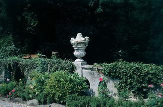 Barocke Vase im Park Pottenbrunn